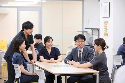 テーブルを囲んで談笑する消化器内科の医師たち